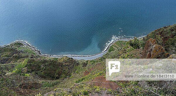 Ausblick auf Küste  Aussicht von der Aussichtsplattform auf die Steilküste  Küstenlandschaft  Vogelperspektive  Cabo Girão  Südküste  Madeira  Portugal  Europa