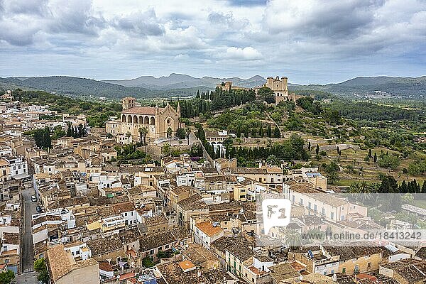 Luftaufnahme  Ortsansicht Artá mit Pfarrkirche Transfiguracio del Senyor und Kloster Santuari de Sant Salvador am Kalvarienberg  Mallorca  Balearen  Spanien  Europa