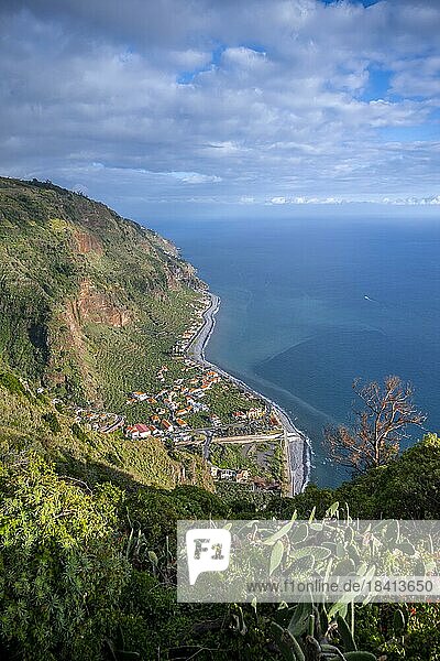 Ortschaften an der Küste  Madeira  Portugal  Europa
