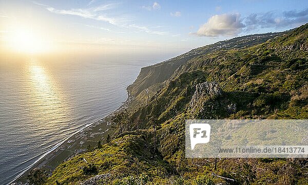 Abendstimmung  grüne Landschaft vor Meer und Küste  Aussichtspunkt Miradouro da Raposeira  Madeira  Portugal  Europa