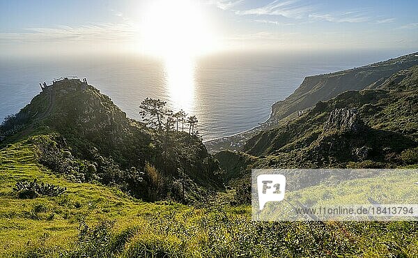 grüne Landschaft vor Meer und Küste  Aussichtspunkt Miradouro da Raposeira  Madeira  Portugal  Europa