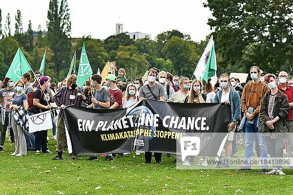 Junge Menschen bei der Global Climate Strike Demonstration mit einem Transparent mit der Aufschrift One planet. Eine Chance auf Deutsch  Heidelberg  Deutschland  Europa