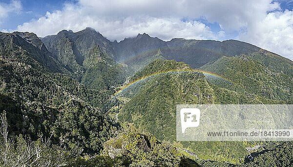 Regenbogen vor Bergen  Miradouro dos Balcões  Bergtal Ribeira da Metade und das Zentralgebirge  Madeira  Portugal  Europa