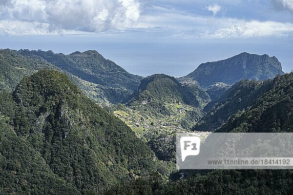 Miradouro dos Balcões  Bergtal Ribeira da Metade  Madeira  Portugal  Europa