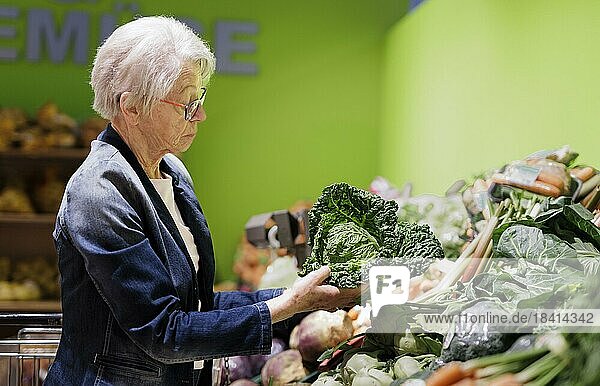 Älter Frau kauft im Supermakt einen Wirsing  Radevormwald  Deutschland  Europa