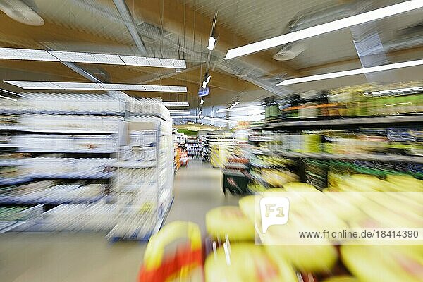 Einkauf im Supermarkt in Radevormwald  08.06.2022. Radevormwald  Deutschland  Europa