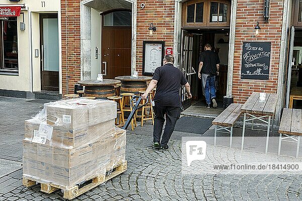 Delivery traffic in Düsseldorfs old town  transporting ordered goods to the customer using a pallet truck  gastronomy  wholesale  Düsseldorf  North Rhine-Westphalia  Germany  Europe