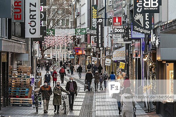 Einkaufsstraßen in Köln nach dem Lockdown in der Corona Krise  Fußgängerzone Hohe Straße