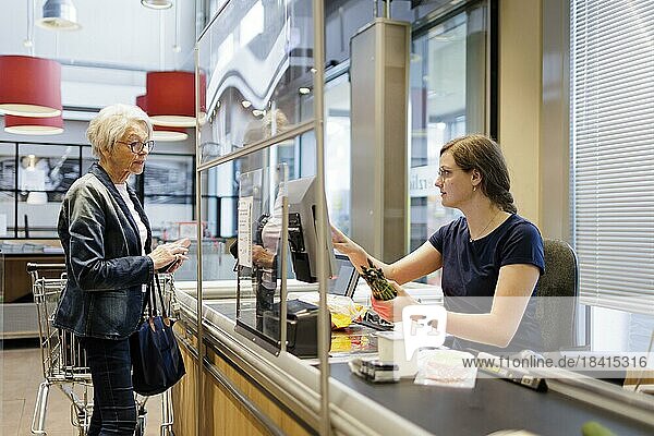 Ältere Frau kauft im Supermarkt ein. Radevormwald  Deutschland  Europa
