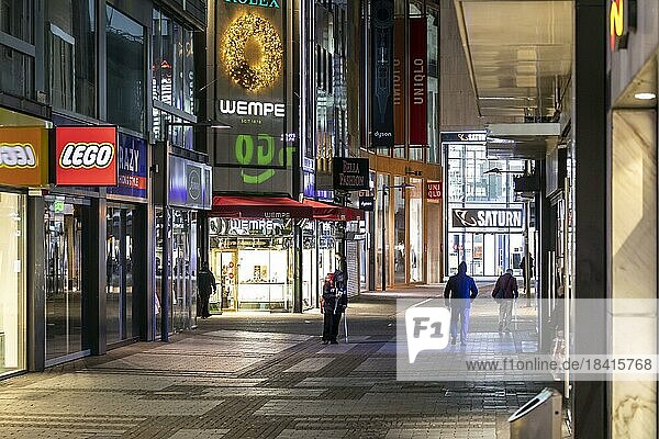 Einkaufsstraßen in Köln in der Corona Krise  Fußgängerzone Hohe Straße  Köln  Nordrhein-Westfalen  Deutschland  Europa