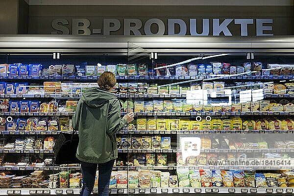 Junge Frau kauft im Supermakt ein. Radevormwald  Deutschland  Europa