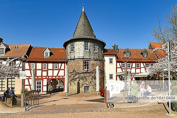 Kleiner Stadtplatz mit Untertor und Teil der historischen Stadtmauer  Hofheim  Deutschland  Europa