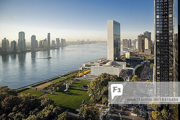 Blick auf die Vereinten Nationen und den East River. New York City  New York City  Vereinigte Staaten von Amerika  Nordamerika