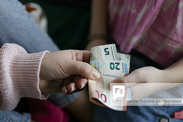 Kinderhand und Geldscheine  Taschengeld für eine 10 Jährige.  Bonn  Deutschland  Europa