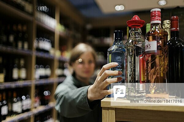 Junge Frau  kauft alkoholische Getränke im Supermakt ein. Radevormwald  Deutschland  Europa