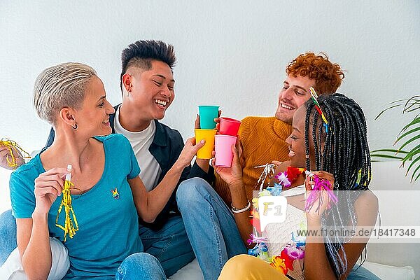 Lgtb Paare von Homosexuell Jungen und Mädchen lesbisch in einem Porträt auf einem Sofa in einem Haus Partei  bei einer Geburtstagsfeier