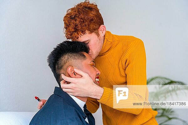 Schöne Homosexuell Paar tun Make up  Kuss wird romantisch drinnen zu Hause  lgbt Konzept