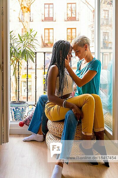 Schöne lesbische Paar in romantischer Pose auf dem Balkon zu Hause  lgbt Konzept