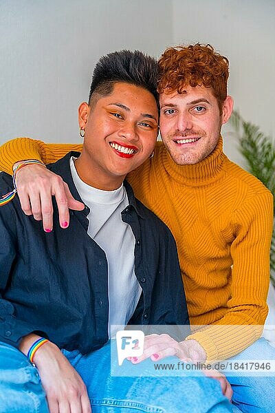Porträt der schönen Homosexuell Paar tragen Make up und lachen  lächelnd drinnen zu Hause  lgbt Konzept