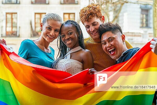 Lgtb Paare von lesbischen Homosexuell Jungen und Mädchen in einem Porträt mit Regenbogenflagge