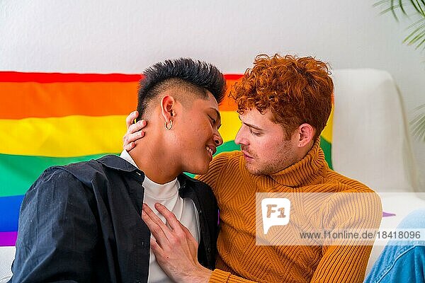 Schöne Homosexuell Paar romantisch zu Hause durch das Sofa küssen  lgbt Konzept  Regenbogenflagge