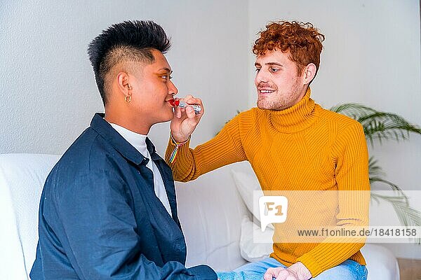 Schöne Homosexuell Paar setzen auf Make up malen ihre Lippen  wobei romantische drinnen zu Hause  lgbt Konzept