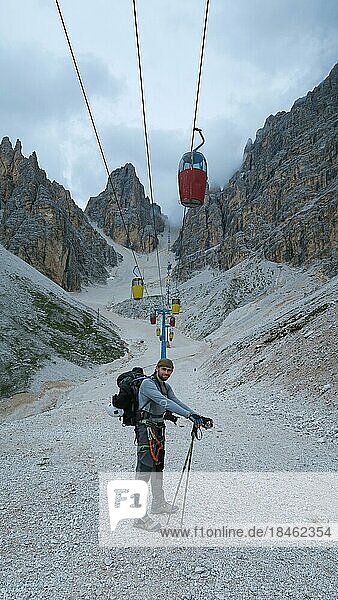 Tourist auf dem Bestandsweg in der Rinne mit der Gondelbahn zur Forcella Staunies  Monte Cristallo Gruppe  Dolomiten  Italien  Dolomiten  Italien  Europa