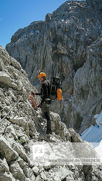 Tourist mit Ausrüstung auf dem Klettersteig in den Alpen. Zugspitzmassiv  Bayerische Alpen  Bayerische Alpen  Deutschland  Europa