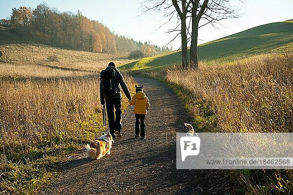 Mutter und Kind wandern auf dem Bergwanderweg. Familie verbringt Zeit. Polnische Berge  Polen  Europa
