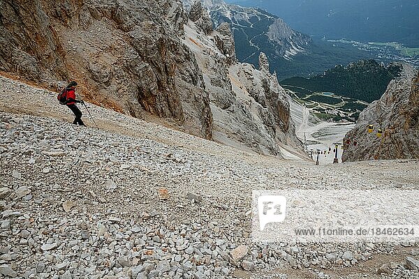 Der Abstieg des Touristen auf den losen Steinen vom Pass Forcella Staunies in den Dolomiten. Dolomiten  Italien  Dolomiten  Italien  Europa