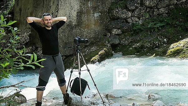 Ein lächelnder Tourist macht ein Foto  während er in einem Fluss in den Dolomiten steht. Dolomiten  Italien  Dolomiten  Italien  Europa