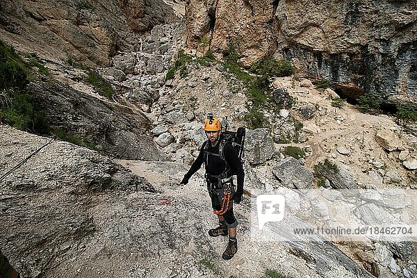 Tourist beim Überqueren des Klettersteigs mit Ausrüstung in den Dolomiten. Dolomiten  Italien  Dolomiten  Italien  Europa