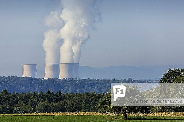 Atomkraftwerk Cattenom  Wasserdampf über den Kühltürmen. Cattenom  Département Moselle  Frankreich  Europa