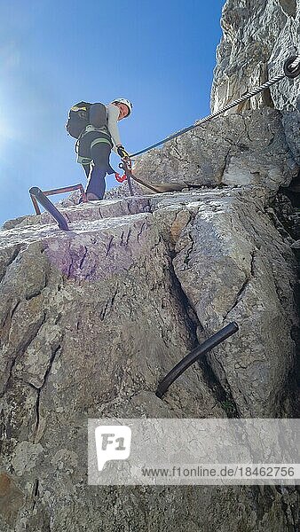 Die Überquerung der Frau erfolgt über Klettersteige auf Stahlstangen. Zugspitzmassiv  Bayerische Alpen  Bayerische Alpen  Deutschland  Europa