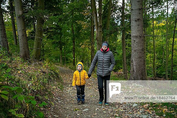 Im Herbst gehen meine Mutter und ihr kleiner Sohn auf eine Bergwanderung. Polnische Berge  Polen  Europa