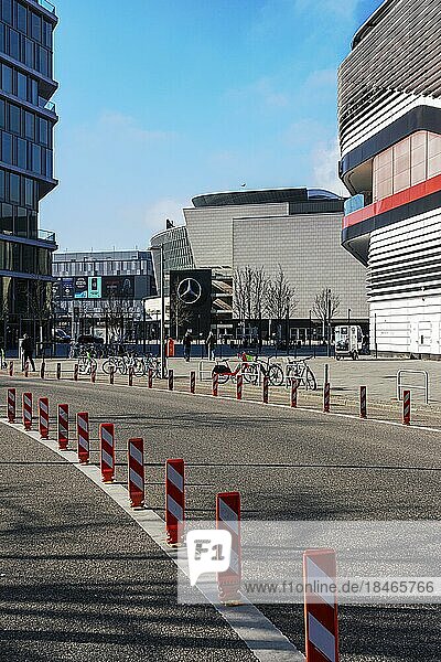 Sondernutzung im Straßenverkehr  mit Warnbaken geschützte Fahrstreifen für Radfahrer  Friedrichshain  Berlin  Deutschland  Europa