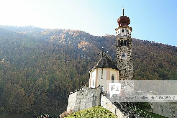 Die barocke Wallfahrtskirche Unser Frau in Schnals liegt im gleichnamigen Ort Unser Frau (Gemeinde Schnals)  dem größten Ort im Schnalstal in Südtirol  Italien  Europa