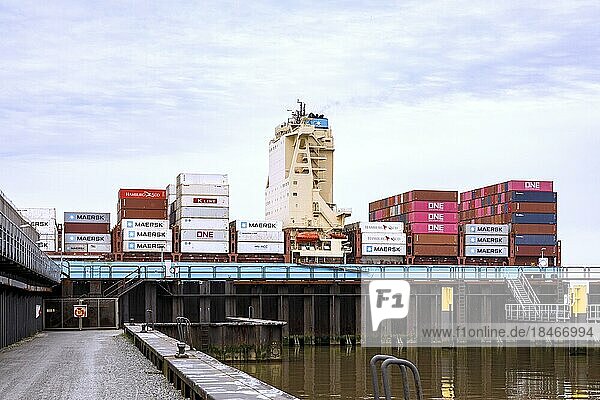 Containerschiff Maersk Luz im Überseehafen  Überseehäfen  Containerfrachtschiff  Bremerhaven  Bremen  Deutschland  Europa