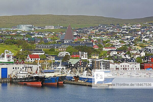 Fischerboote im Hafen von Torshavn  Hauptstadt und größte Stadt der Färöer Inseln  Färöer Inseln auf der Insel Streymoy