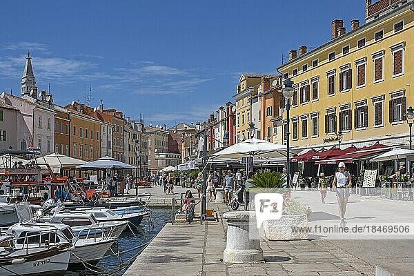 Tourists wandering in the harbour of the city Rovinj  Rovigno  seaside resort along the north Adriatic Sea  Istria County  Croatia  Europe