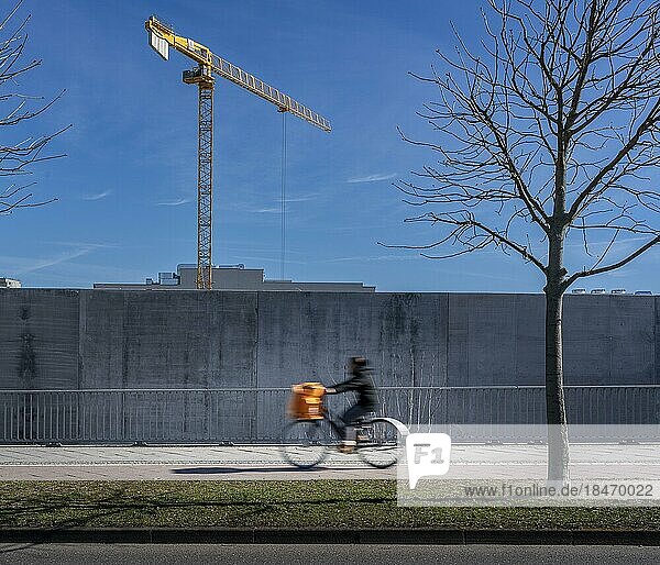 Baukran hinter einer Betonmauer  Friedrichshain  Berlin  Deutschland  Europa