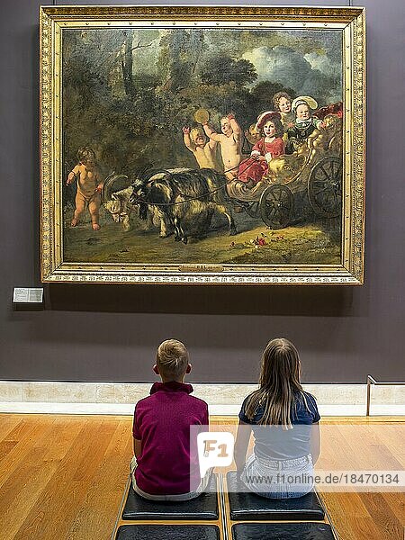 Zwei Kinder betrachten mit dem Rücken zum Fotografen ein Bild an der Wand im Louvre  Paris  Frankreich  Europa