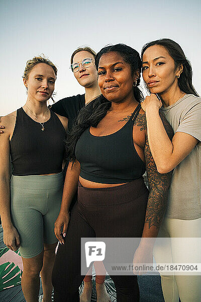 Porträt von multirassischen Freundinnen  die in einem Rückzugszentrum zusammenstehen