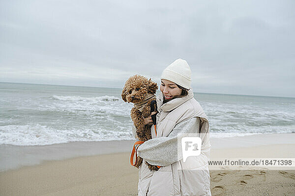Frau verbringt Urlaub mit Hund am Strand