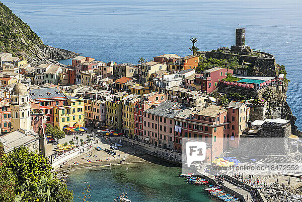 Italien  Ligurien  Vernazza  Blick auf das Küstendorf entlang der Cinque Terre im Sommer