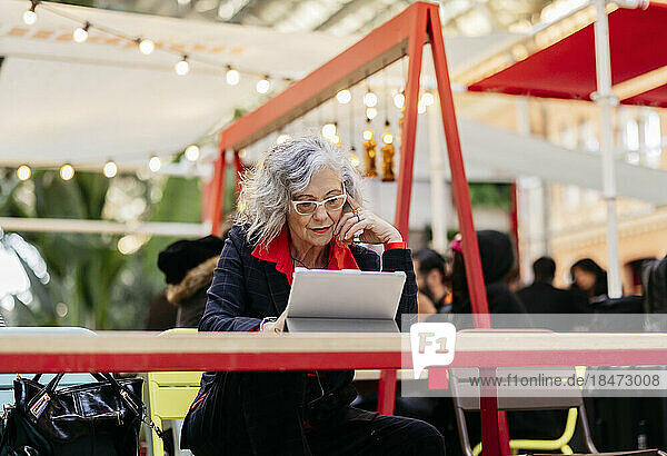 Geschäftsfrau mit Tablet-PC auf dem Tisch im Café