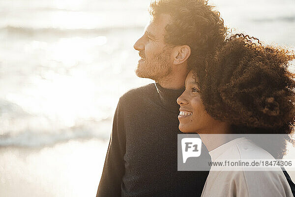 Glücklicher Mann und Frau verbringen gemeinsame Zeit am Strand