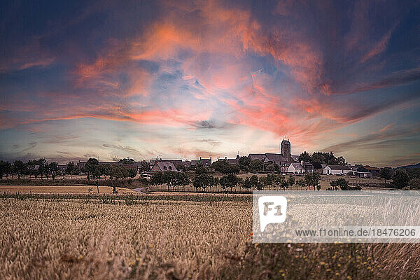 Altstadt unter Himmel bei Sonnenuntergang