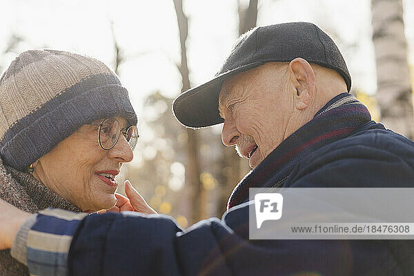 Romantisches Seniorenpaar von Angesicht zu Angesicht im Park