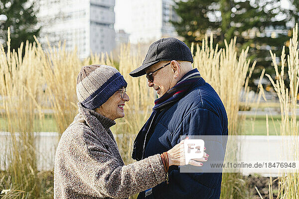 Glückliche Seniorin genießt es mit Mann im Park